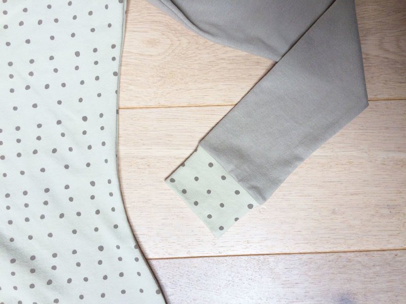 DÁMSKÉ RAGLÁNOVÉ TRIKO S PODEHNUTÝM VÝSTŘIHEM A MANŽETAMI RUKÁVŮ