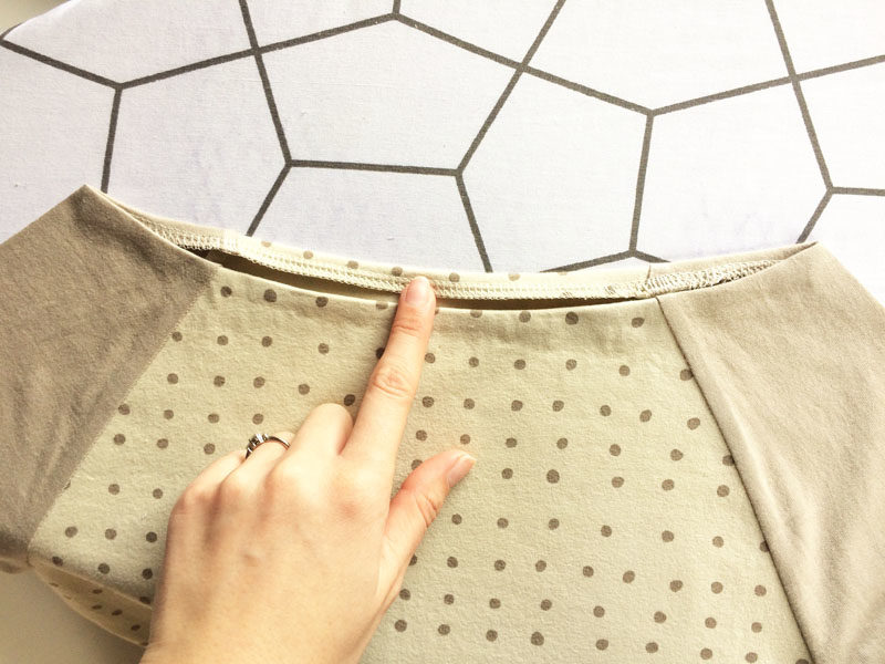 DÁMSKÉ RAGLÁNOVÉ TRIKO S PODEHNUTÝM VÝSTŘIHEM A MANŽETAMI RUKÁVŮ