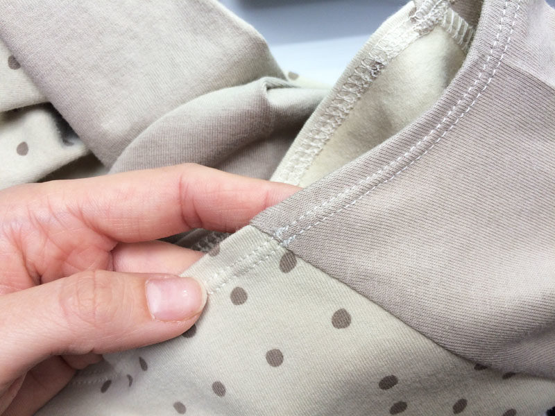 DÁMSKÉ RAGLÁNOVÉ TRIKO S PODEHNUTÝM VÝSTŘIHEM A MANŽETAMI RUKÁVŮ