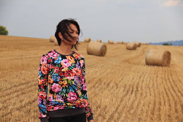 Střih na jednoduchou dámskou mikinu