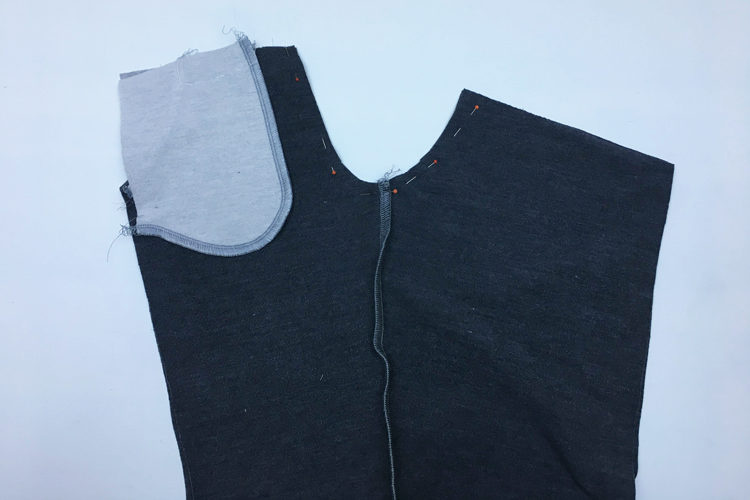 Střih na dětské tepláky se sedlem a kapsami - návod jak ušít tepláky krok za krokem