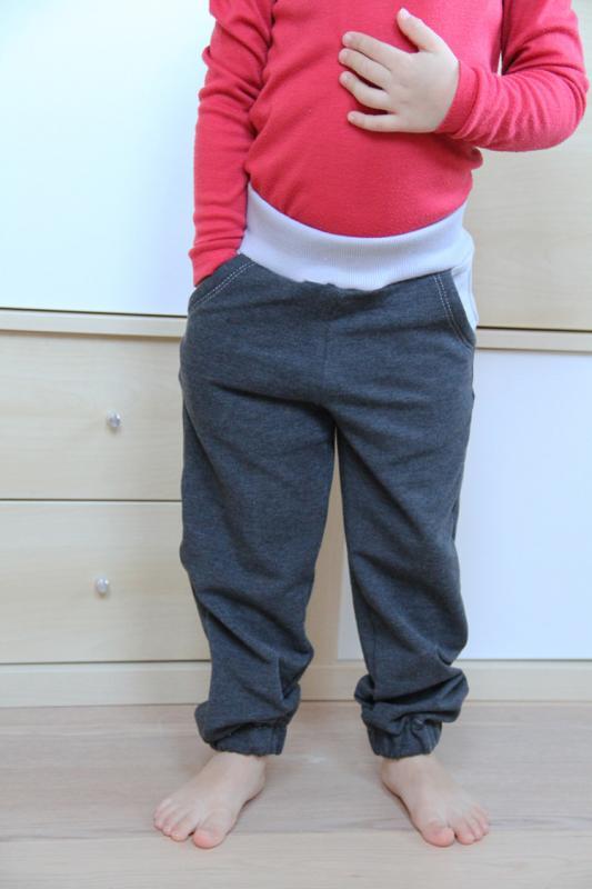 Střih na dětské tepláky se sedlem a kapsami - návod jak ušít tepláky krok za krokem