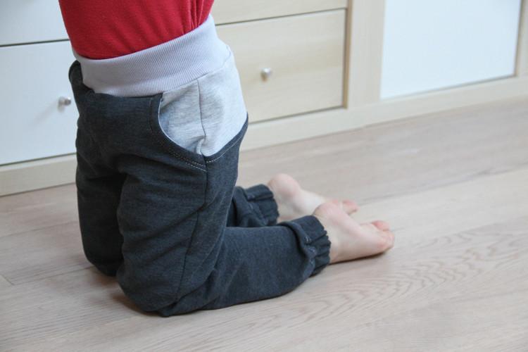 Střih na dětské tepláky se sedlem a kapsami - návod jak ušít tepláky krok za krokem