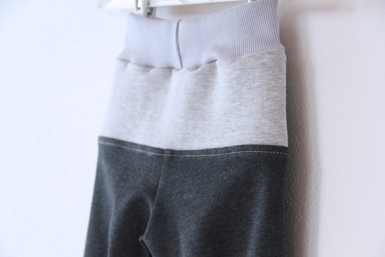 Střih na dětské tepláky se sedlem a kapsami - návod jak ušít tepláky krok za krokem