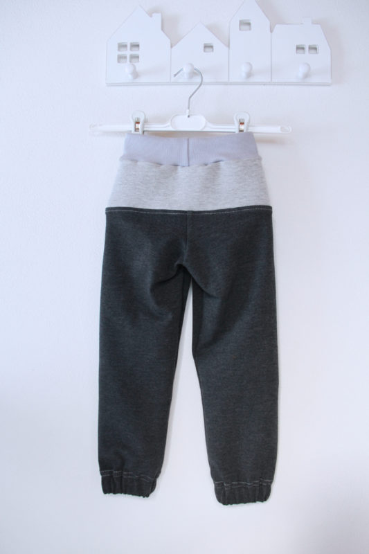 Střih na dětské tepláky se sedlem a kapsami - návod jak ušít tepláky krok za krokem