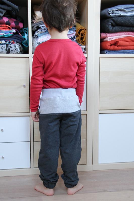 Střih na dětské tepláky se sedlem a kapsami - návod jak ušít tepláky krok za krokem