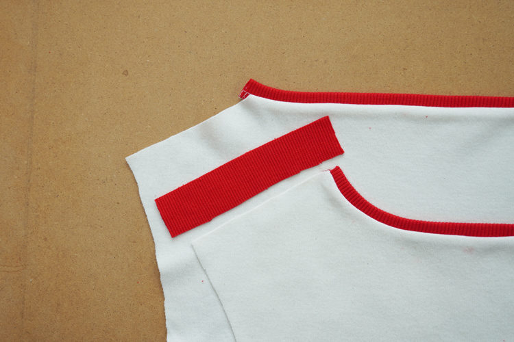 Střih na dámské krátké tričko / mikinu ve stylu crop - návod na šití