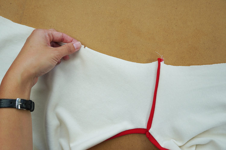 Střih na dámské krátké tričko / mikinu ve stylu crop - návod na šití