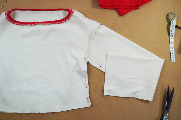 Střih na dámské krátké tričko / mikinu ve stylu crop - návod na šití