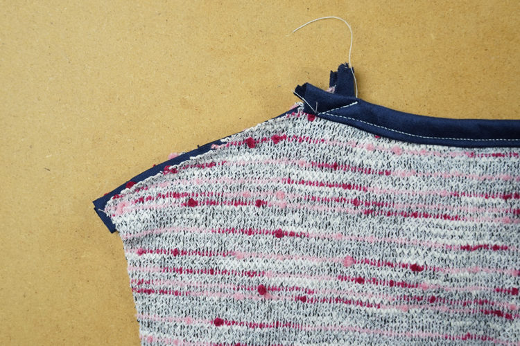 Střih na dámskou tričko - mikinu + detailní foto návod jak ušít mikinu zdarma