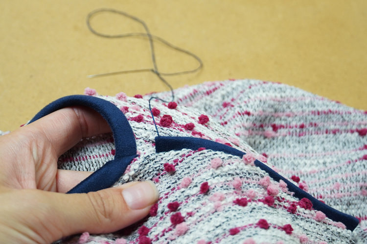 Střih na dámskou tričko - mikinu + detailní foto návod jak ušít mikinu zdarma