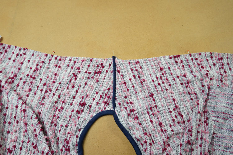 Střih na dámskou tričko - mikinu + detailní foto návod jak ušít mikinu zdarma