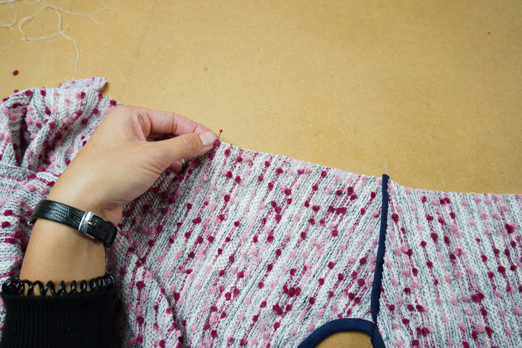 Střih na dámskou tričko - mikinu + detailní foto návod jak ušít mikinu zdarma