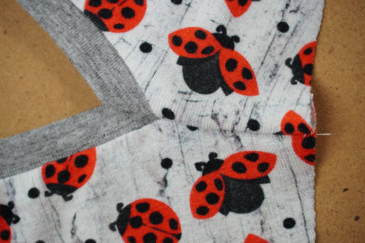 Střih na dětské šaty s dlouhým rukávem, kapsami a sukni se sklady+ návod jak ušít sukni krok za krokem