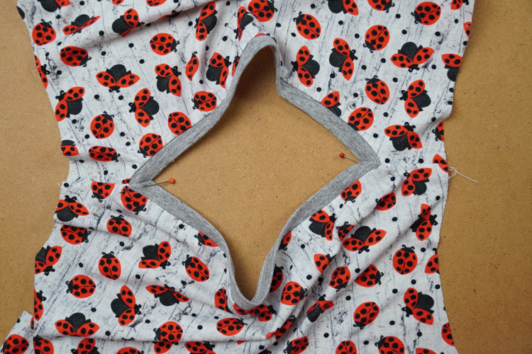 Střih na dětské šaty s dlouhým rukávem, kapsami a sukni se sklady+ návod jak ušít sukni krok za krokem