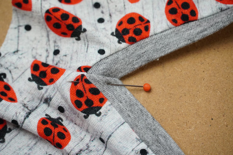 Střih na dětské šaty s dlouhým rukávem, kapsami a sukni se sklady+ návod jak ušít sukni krok za krokem