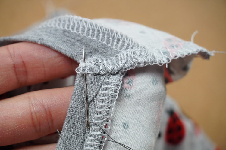 Střih na dětské šaty s dlouhým rukávem, kapsami a sukni se sklady+ návod jak ušít sukni krok za krokem