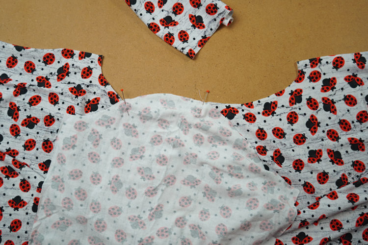 Střih na dětské šaty s dlouhým rukávem, kapsami a sukni se sklady+ návod jak ušít sukni krok za krokem