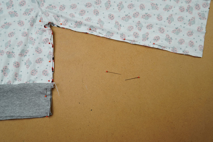 Střih na dětské šaty s dlouhým rukávem, kapsami a sukni se sklady+ návod jak ušít sukni krok za krokem