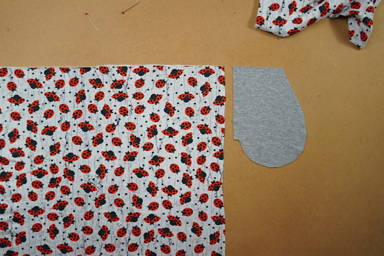 Střih na dětské šaty s dlouhým rukávem, kapsami a sukni se sklady+ návod jak ušít sukni krok za krokem