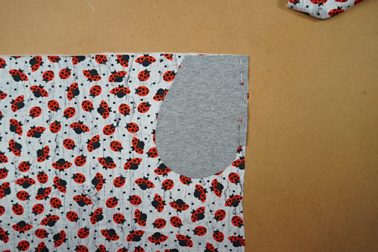 Střih na dětské šaty s dlouhým rukávem, kapsami a sukni se sklady+ návod jak ušít sukni krok za krokem