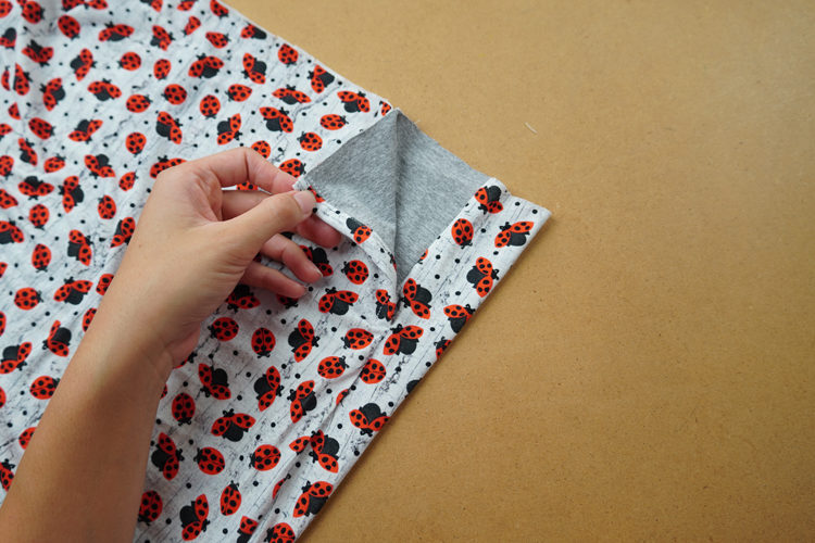 Střih na dětské šaty s dlouhým rukávem, kapsami a sukni se sklady+ návod jak ušít sukni krok za krokem