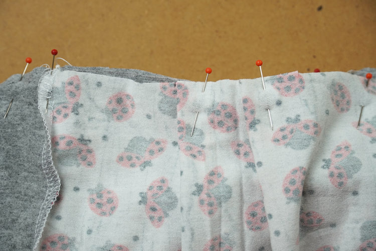 Střih na dětské šaty s dlouhým rukávem, kapsami a sukni se sklady+ návod jak ušít sukni krok za krokem