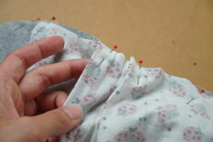 Střih na dětské šaty s dlouhým rukávem, kapsami a sukni se sklady+ návod jak ušít sukni krok za krokem