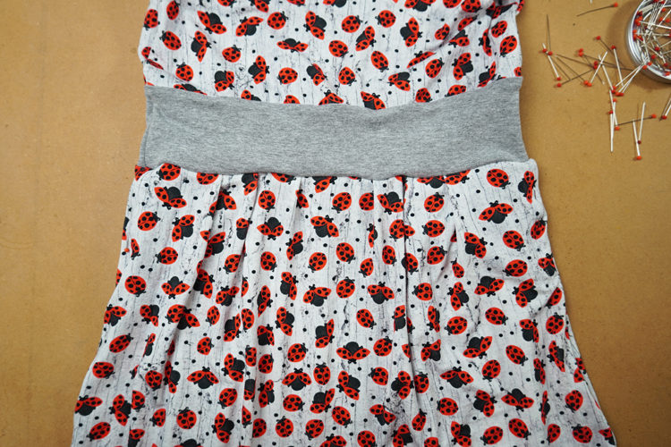 Střih na dětské šaty s dlouhým rukávem, kapsami a sukni se sklady+ návod jak ušít sukni krok za krokem