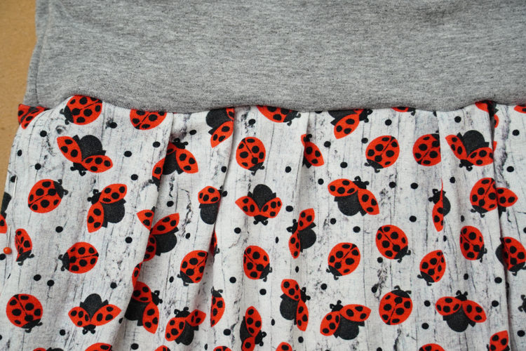 Střih na dětské šaty s dlouhým rukávem, kapsami a sukni se sklady+ návod jak ušít sukni krok za krokem