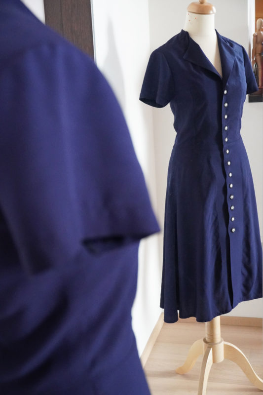 Střih na jednoduché dámské retro "košilové" šaty + návod na šití zdarma