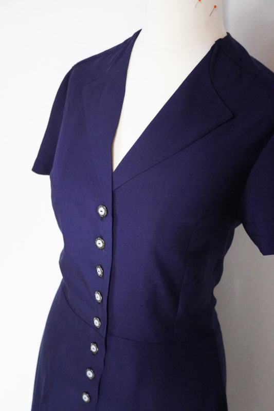 Střih na jednoduché dámské retro "košilové" šaty + návod na šití zdarma