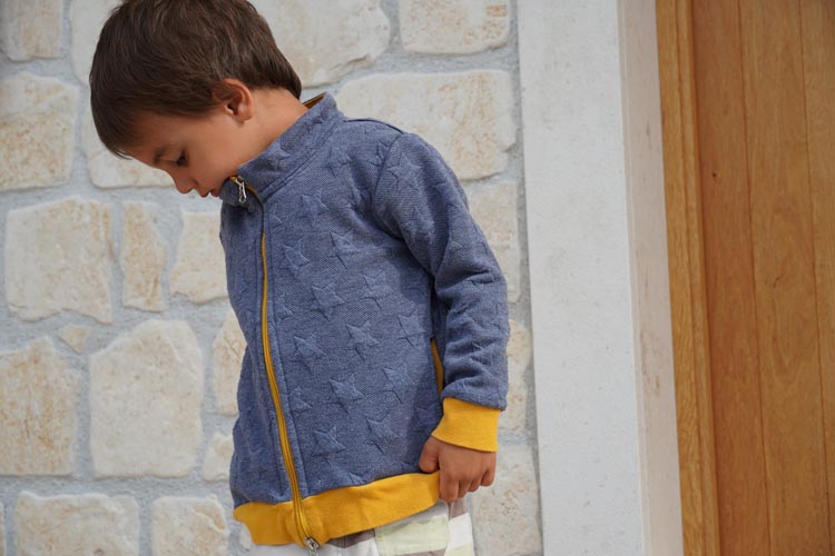 Střih - dětská mikina na zip se stojáčkem a kapsami