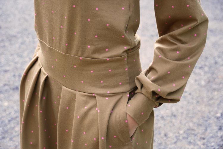 Střih na dámské šaty (+ návod na šití)