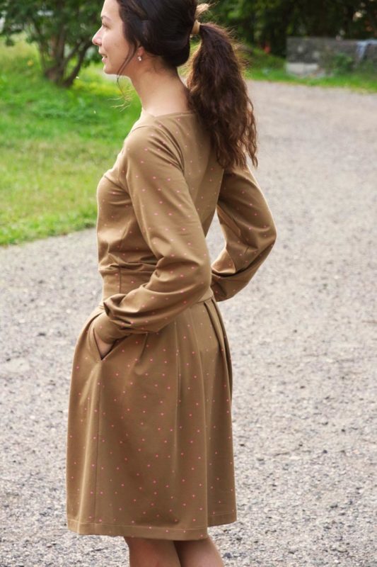 Střih na dámské šaty (+ návod na šití)