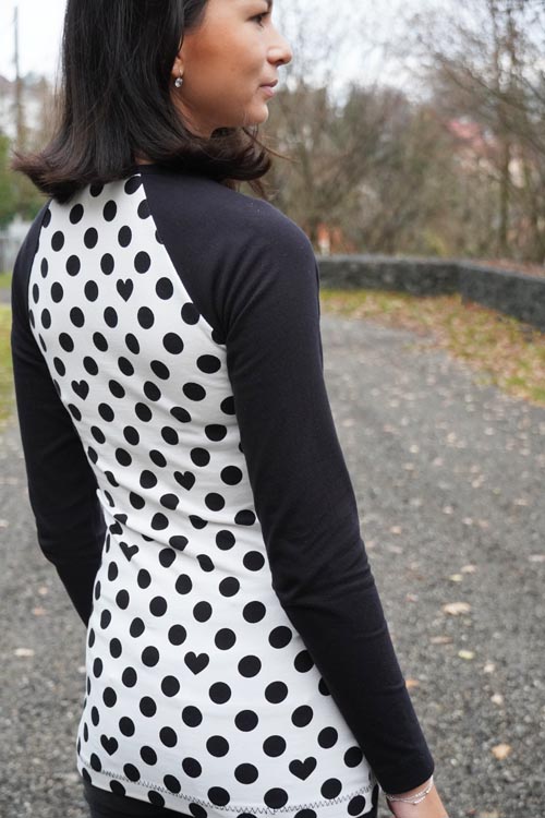 Návod jak ušít (knoflíkovou) légu na zavazování ve výstřihu (průkrčníku)