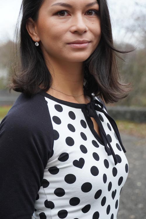 Návod jak ušít (knoflíkovou) légu na zavazování ve výstřihu (průkrčníku)