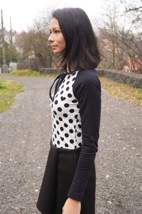 Návod jak ušít (knoflíkovou) légu na zavazování ve výstřihu (průkrčníku)