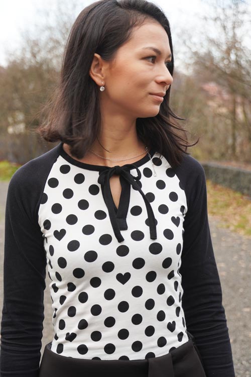 Návod jak ušít (knoflíkovou) légu na zavazování ve výstřihu (průkrčníku)