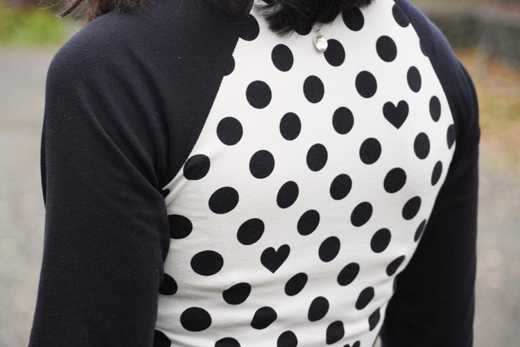 Návod jak ušít (knoflíkovou) légu na zavazování ve výstřihu (průkrčníku)