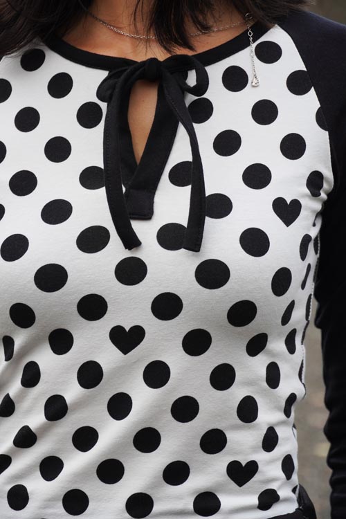 Návod jak ušít (knoflíkovou) légu na zavazování ve výstřihu (průkrčníku)