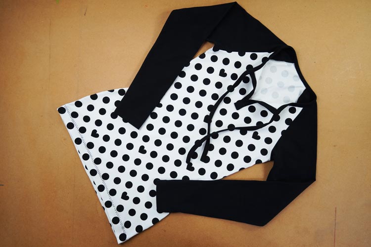 Návod jak ušít (knoflíkovou) légu na zavazování ve výstřihu (průkrčníku)