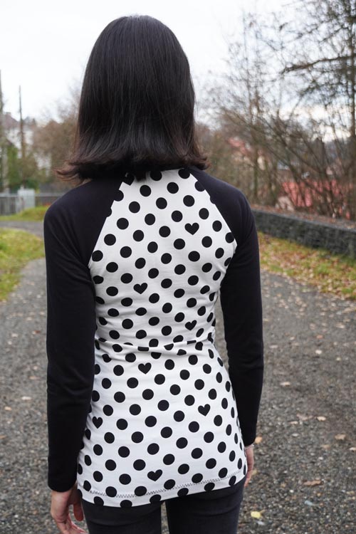 Návod jak ušít (knoflíkovou) légu na zavazování ve výstřihu (průkrčníku)