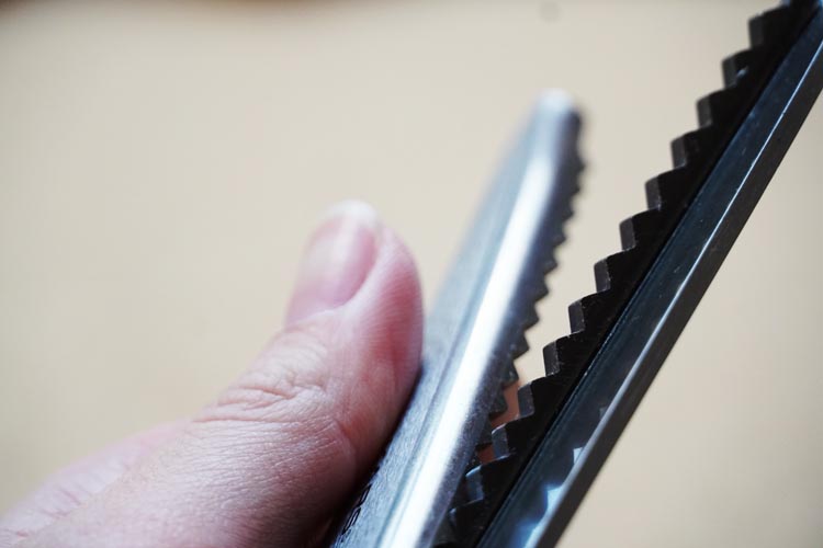 Jak vybrat krejčovské nůžky - entlovací (Pinking shears)