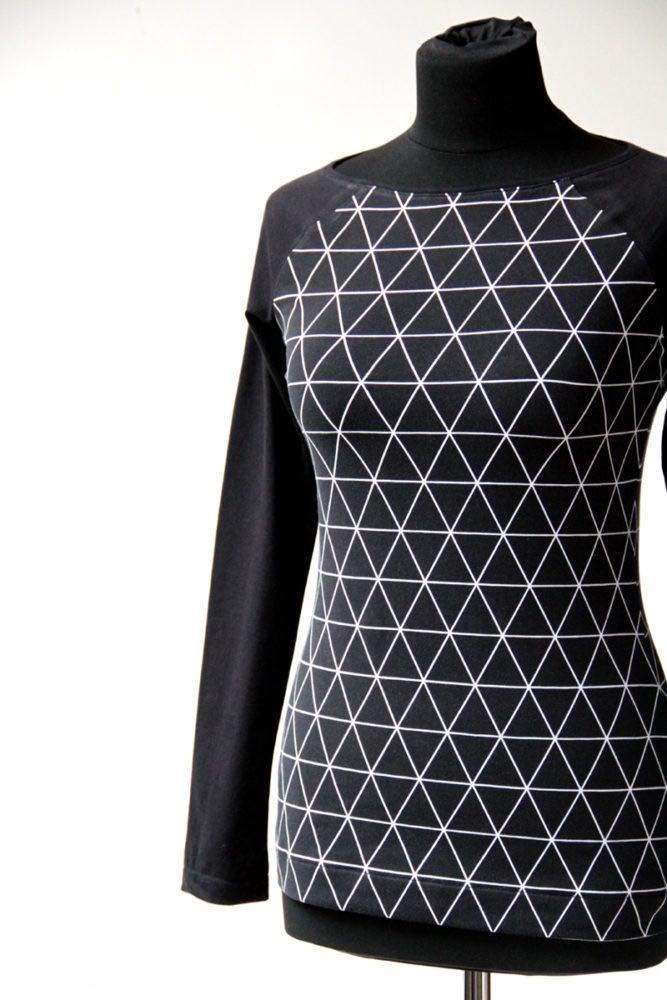 Střih na dámské triko s lodičkovým výstřihem a raglánovými rukávy