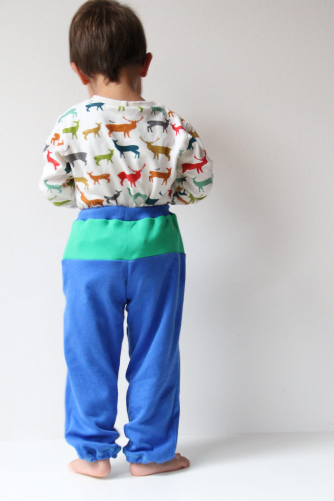 Návod a střih na dětské tepláky s kapsami a sedlem