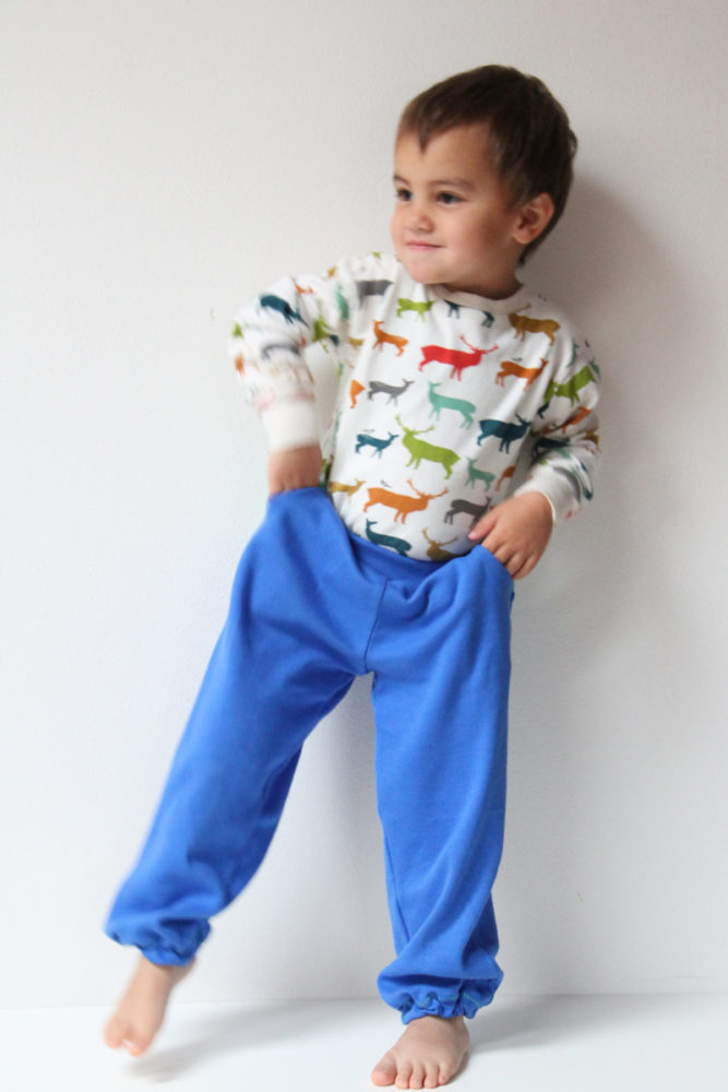 Návod a střih na dětské tepláky s kapsami a sedlem