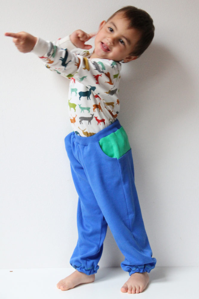 Návod a střih na dětské tepláky s kapsami a sedlem