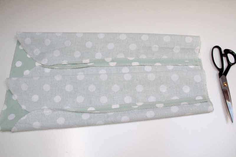 Návod jak ušít dětské šaty s háčkovaným raglánovým sedlem